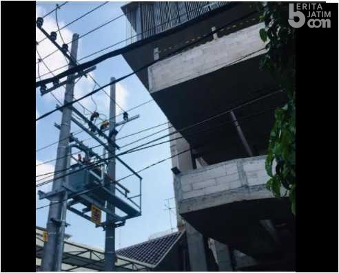 Pekerja Proyek BEI Jalan Kusuma Bangsa Surabaya Tersengat Listrik