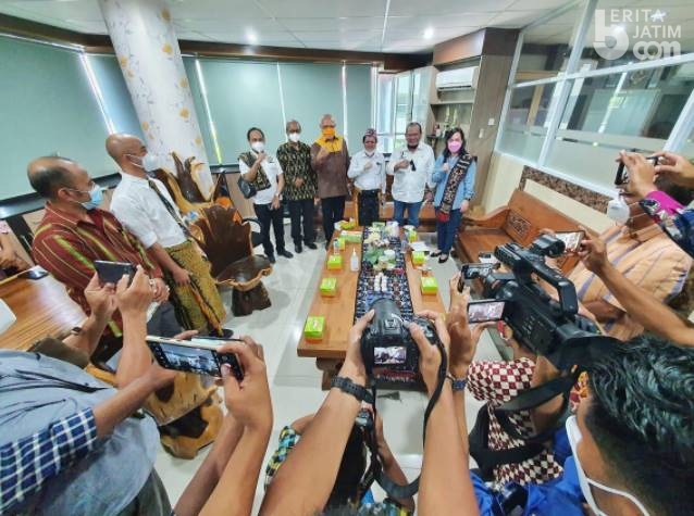 Ketua DPD RI Berharap Wartawan Tingkatkan Kompetensi dan Terdepan Lawan Hoax