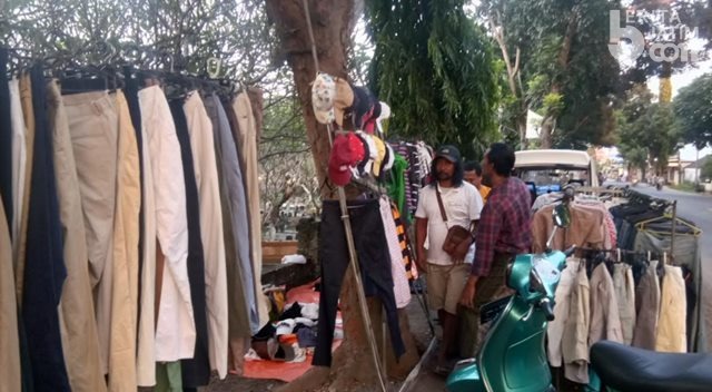 Jelang Lebaran Warga Lamongan Berburu Pakaian Bekas Import