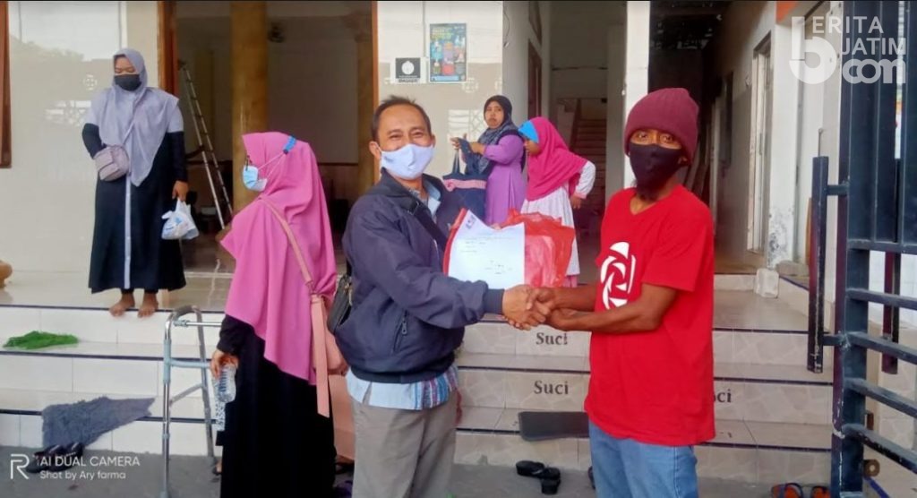 Rawat Toleransi di Ramadan, PSI Bagikan Peralatan Kebersihan untuk Masjid