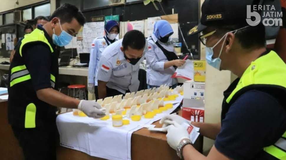 Petugas Gabungan Tuban Tes Urine Sopir di Kargo Semen, Begini Hasilnya