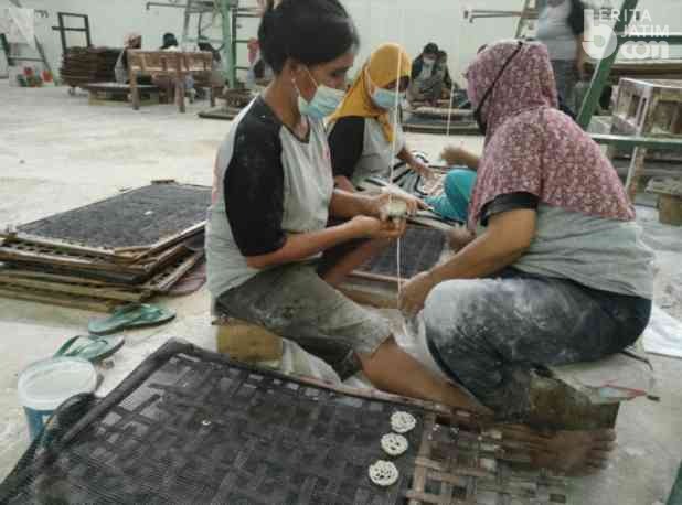 Sehari Pria Asal Wates Kediri Ini Mampu Produksi 3 Ton Krecek Uyel