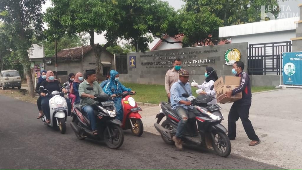 Bulan Ramadan, Imigrasi Kediri Bagi Takjil kepada Pengguna Jalan