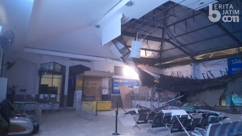 Plafon Ruang Tunggu Stasiun Pasar Turi Ambrol