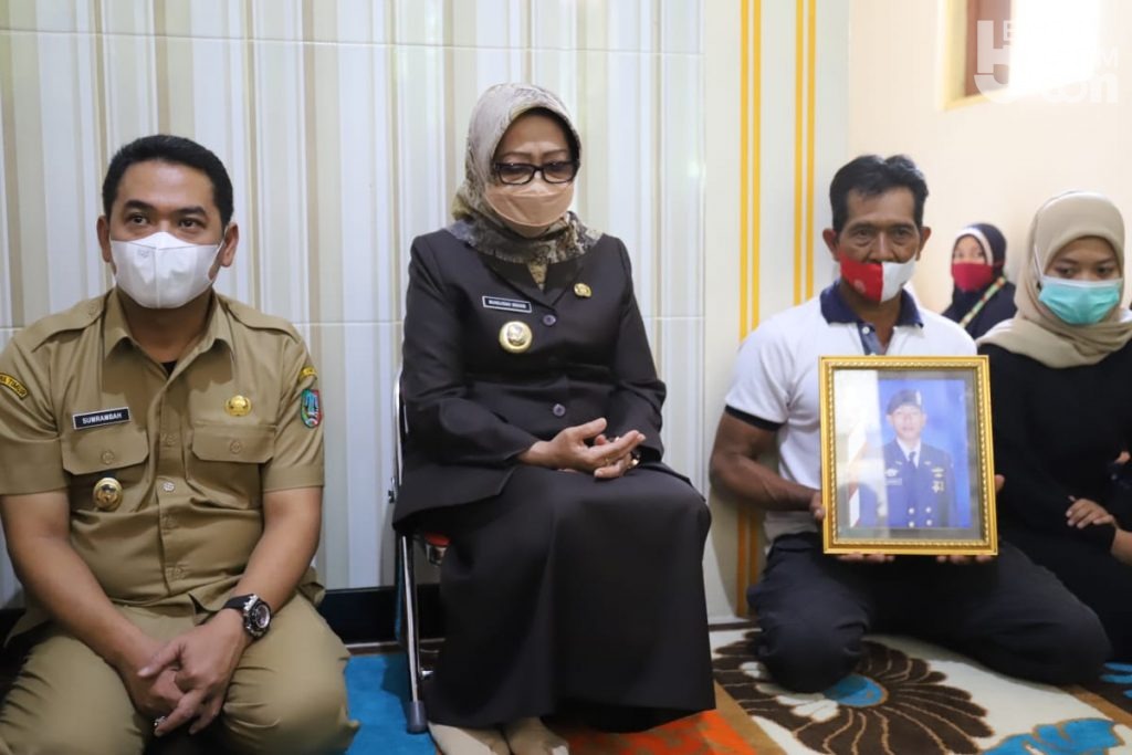 Bupati Jombang Takziah ke Rumah Keluarga Awak KRI Nanggala-402