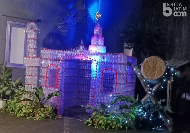 Hotel di Jombang Sulap Botol Bekas Jadi Miniatur Masjid