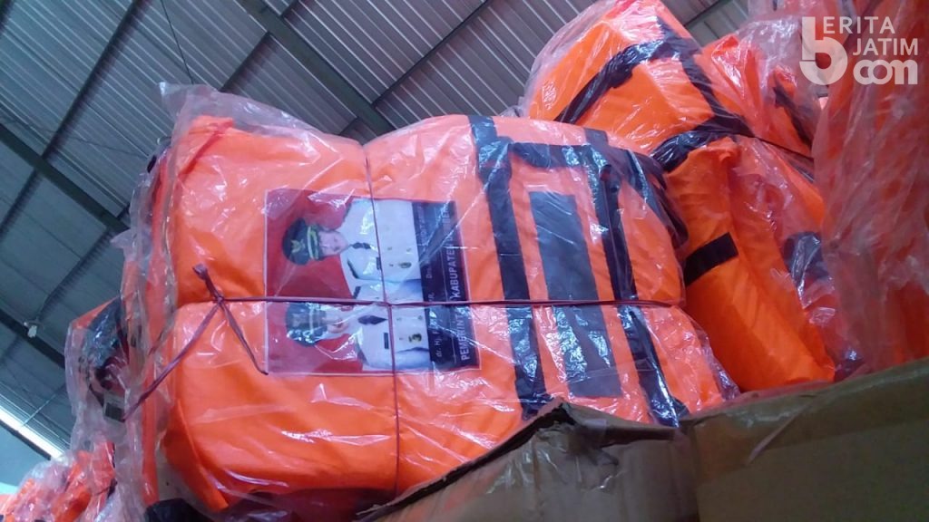 Ribuan Jaket Pelampung Bergambar Faida Akhirnya Dibagikan Semasa Bupati Hendy