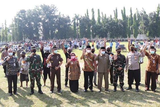 Jelang Lebaran, Bupati Jombang Bagikan 7500 Paket Sembako