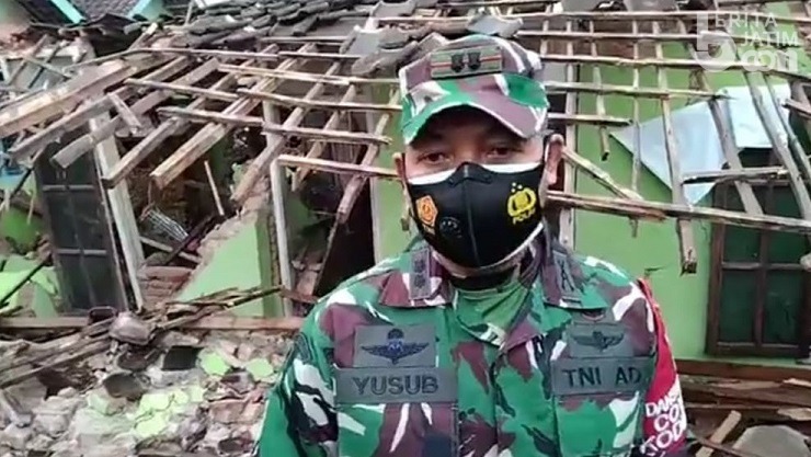 Dandim 0818 Letkol Yusub Dody Sandra Pimpin Pembersihan Puing Bangunan