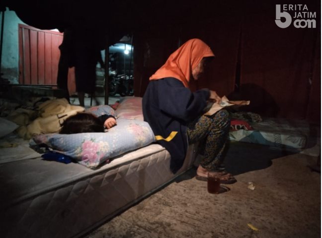 Sahur di Tenda Pengungsian, Warga Dampit Malang Mengaku Bahagia