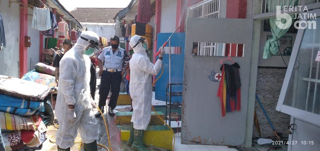 PMI Semprotkan Seribu Liter Disinfektan di Lapas Jember
