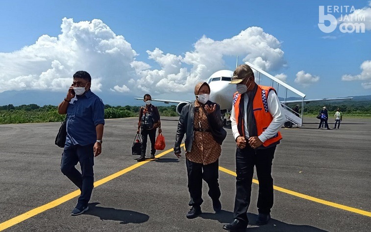 Cerita Mensos Risma Sambangi Korban ‘Siklon Seroja’ di NTT