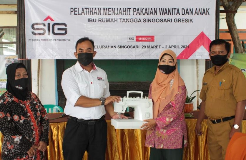 SIG Berikan Pelatihan Menjahit dan Beternak di Gresik dan Rembang