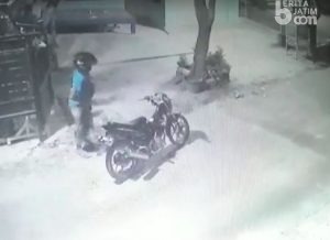Pria Ini Curi Celana Dalam di Jemuran, Terekam CCTV