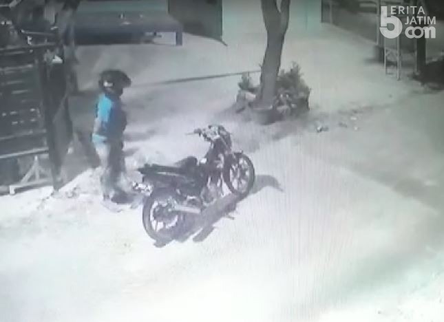 Pria Ini Curi Celana Dalam di Jemuran, Terekam CCTV