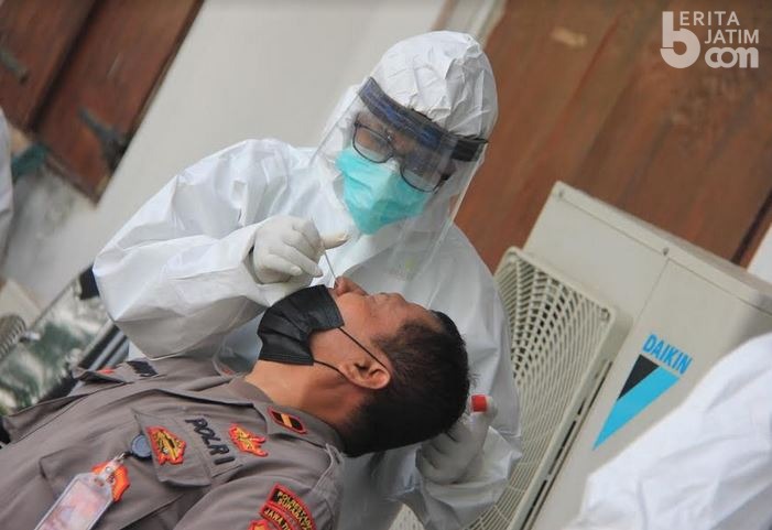 Meski Sudah Vaksin, Petugas Ops Ketupat Semeru Jalani Tes Swab