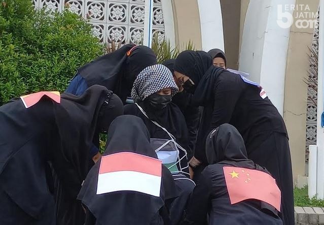Mahasiswa FAI UMSurabaya Gelar Aksi Teatrikal Menentang Israel