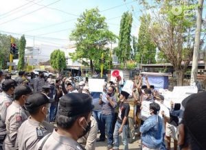 Proses Pilkades Diduga Curang, Warga Desa Payudan Daleman Guluk-guluk Demo Dinas PMD Sumenep