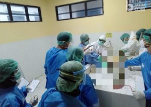 DVI Polda Jatim Autopsi Mayat Berkaos Partai