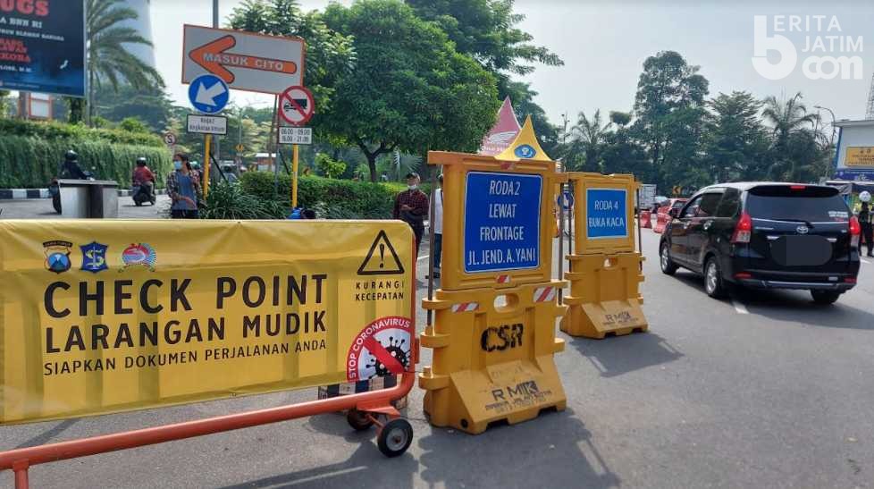 Puluhan Mobil Berplat Luar Surabaya Diminta Putar Balik di Bundaran Waru