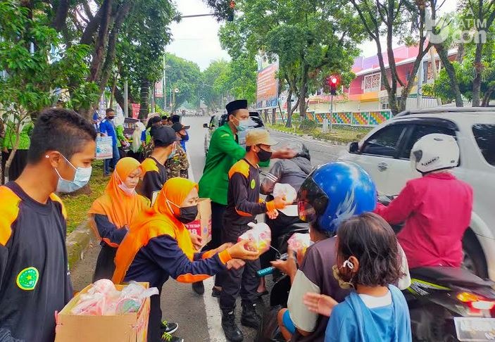 KNPI bersama IPNU Magetan Bagi Takjil Ramadan