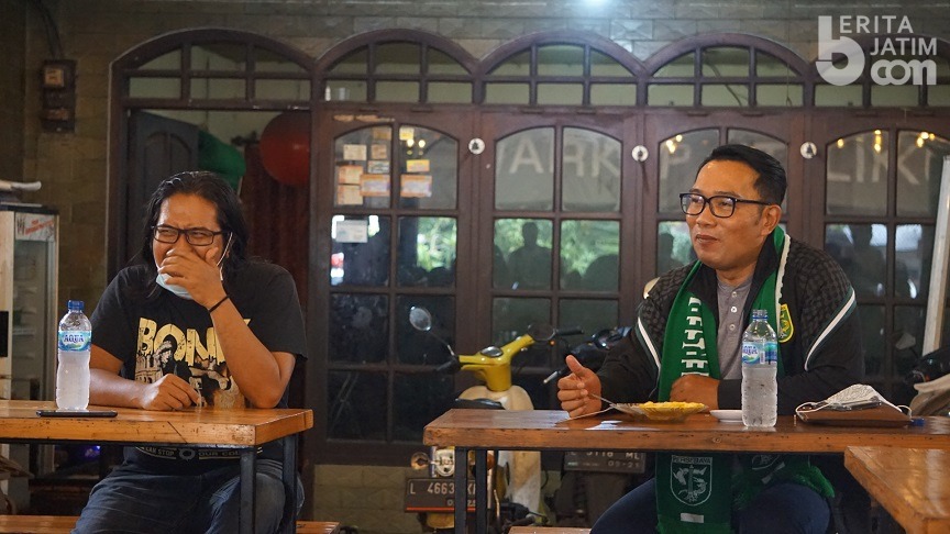 Bonek Sambut Hangat Kedatangan Gubernur Jabar Ridwan Kamil di Warkop