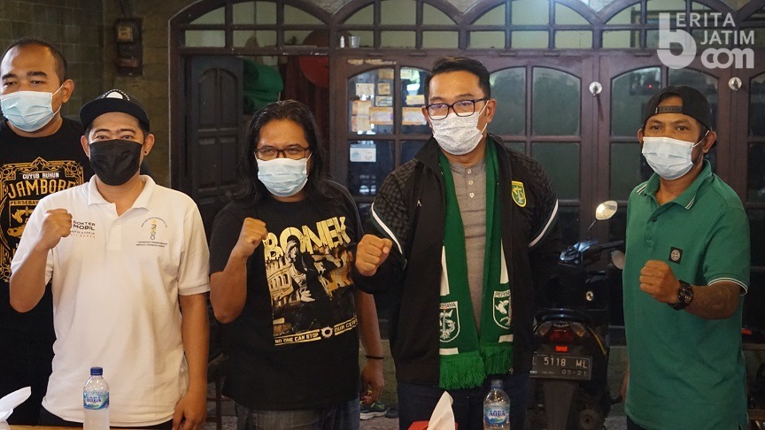 Pakai Jaket dan Syal Persebaya, Ridwan Kamil Nongkrong di Warkop Bareng Bonek