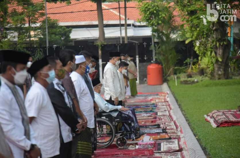 Wali Kota Surabaya Eri Cahyadi Salat Idulfitri di Kediaman Dinas