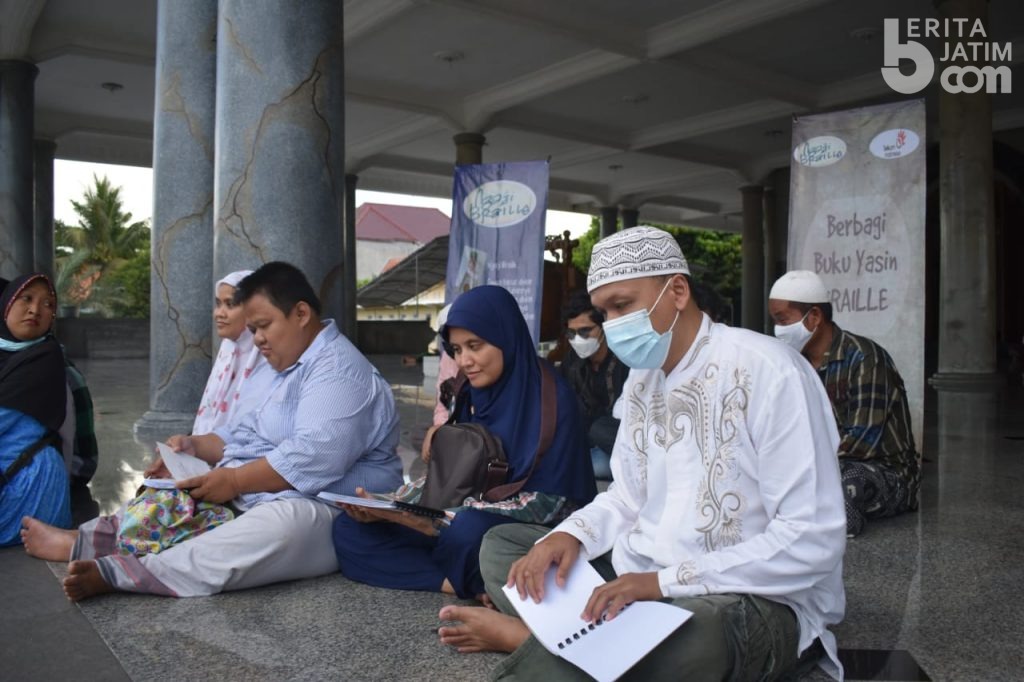 Komunitas Ngabra Bagi-bagi Yasin Huruf Braille
