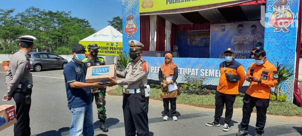 Beri Dukungan Petugas Pospam di Malang Raya, PWI Bagikan Bingkisan