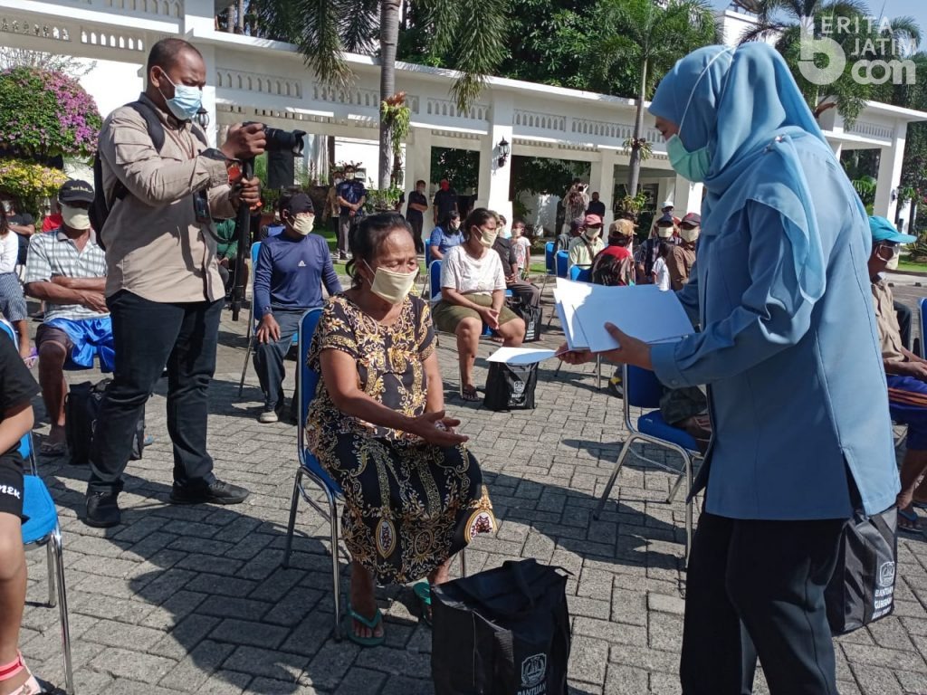 Beri Perhatian Wong Cilik, Gubernur Khofifah Berbagi 200 Paket Sembako