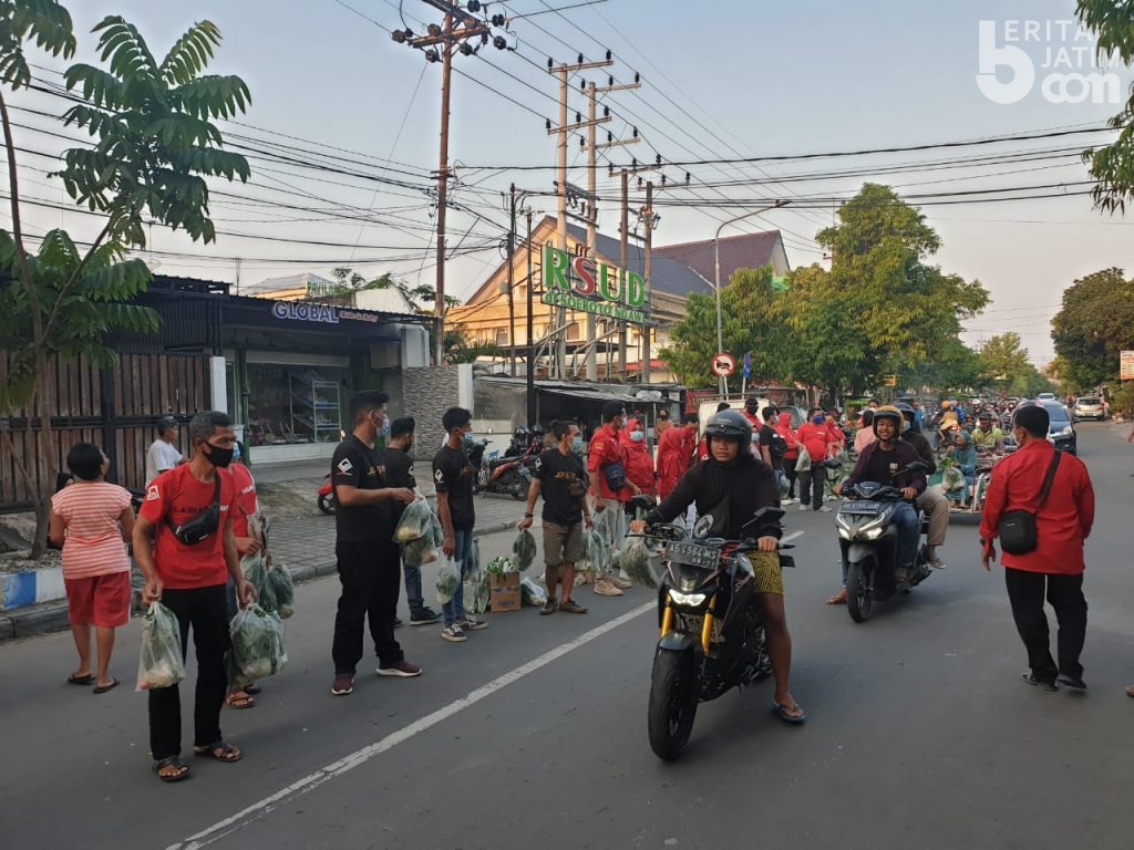 Usai Takjil, Laskar Ngawi Kini Bagikan Sayuran