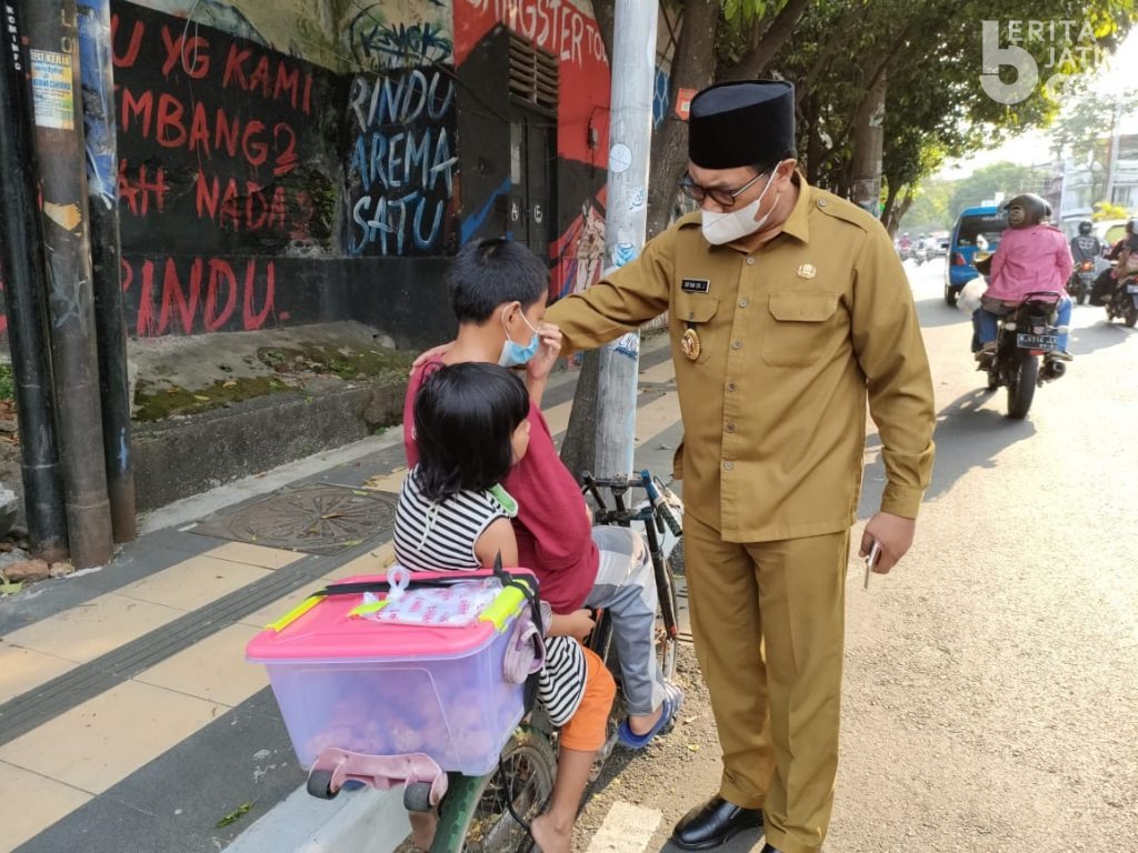 Bertemu Kakak-Adik Penjual Jajan, Wawali Kota Malang Langsung Borong Dagangan