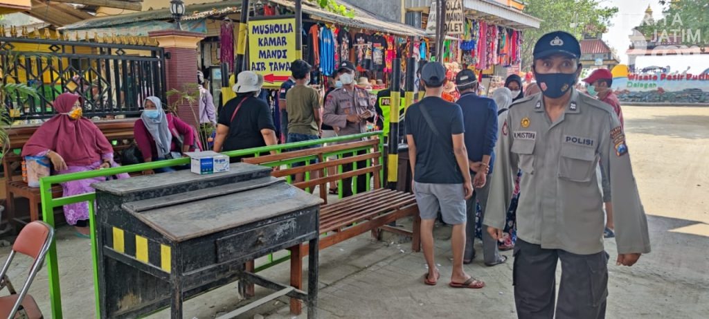 Cek Prokes, Polisi Gresik Datangi Wisata Pasir Putih Dalegan