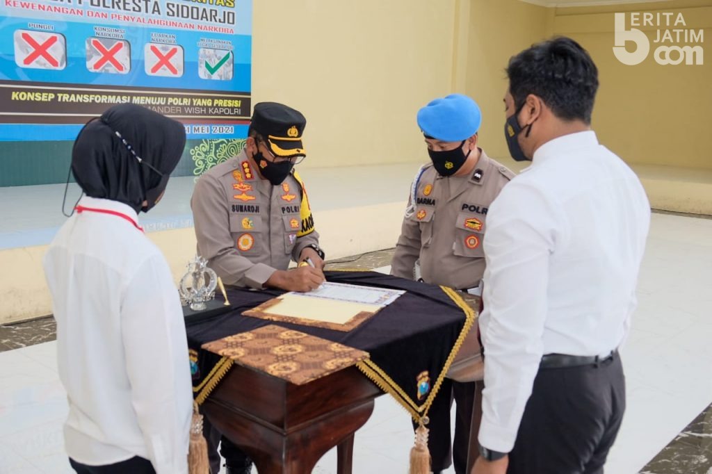 Anggota Satresnarkoba Tanda Tangan Pakta Integritas