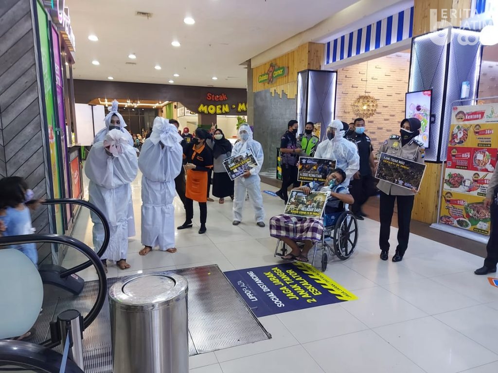 Ingatkan Disiplin Protokol Kesehatan, ‘Pocong’ Temui Masyarakat Sidoarjo