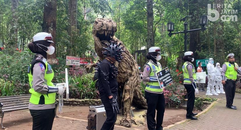 Satlantas Polres Magetan Ingatkan Prokes dengan Teatrikal Covid-19