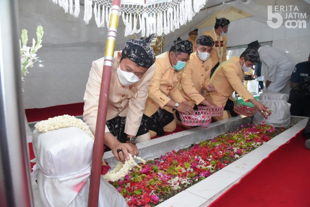 HJL 452, Bupati YES Lakukan Tahlil dan Tabur Bunga di Makam Leluhur