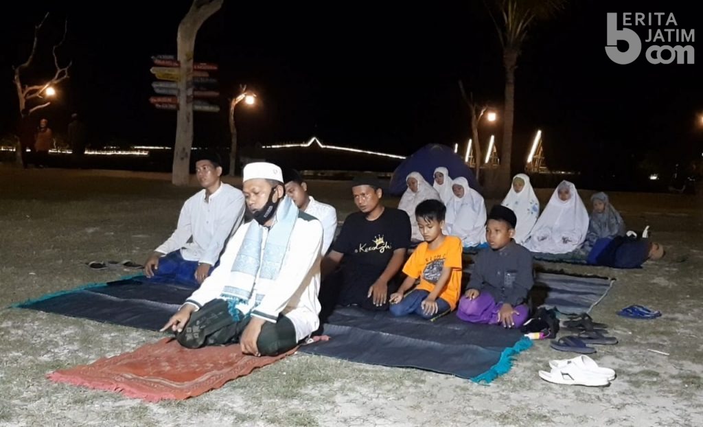 Pantai eKasoghi Sumenep Gelar Salat Gerhana Bulan di Tepi Pantai