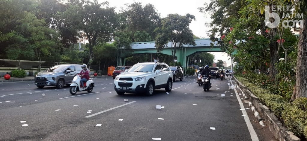 Sampah Kertas Buram Berserakan di Sepanjang Jalan Pahlawan