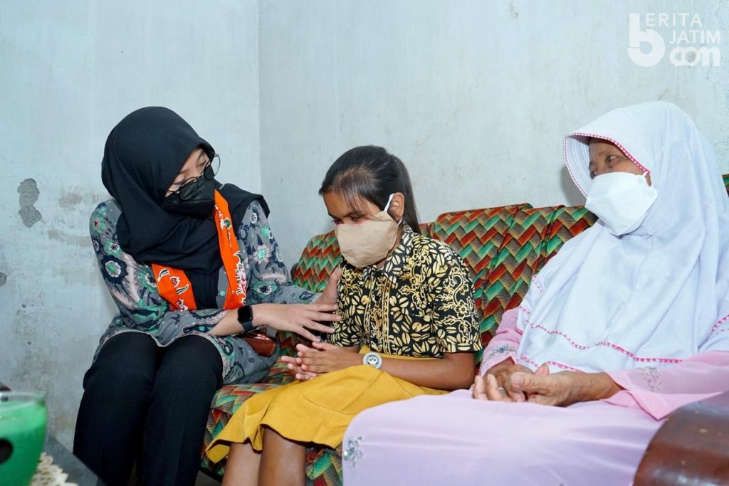 Nenek Ini Menangis Melihat Cucunya Bisa Sekolah Lagi