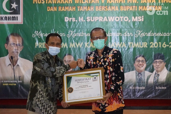 Bupati Magetan Suprawoto Terima KAHMI Award