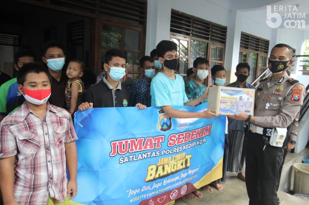 Satlantas Polres Kediri Kota Berbagai Sembako untuk Anak Panti Asuhan