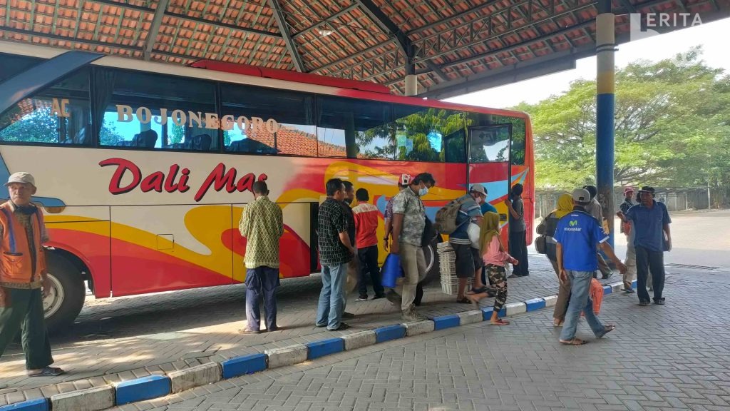 H-1 Larangan Mudik, Terminal Bojonegoro Lebih Ramai dari Hari Biasa