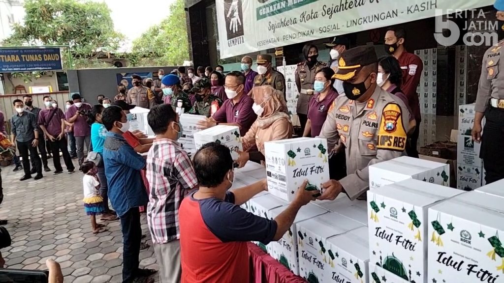 Bagi Bingkisan Lebaran 4.000 Warga di Kota Mojokerto, GBI Rock Terapkan Protokol Kesehatan
