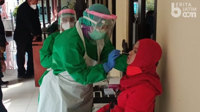 Wisuda Dibubarkan, 38 Orang Jalani Swab Antigen di Mapolresta Mojokerto