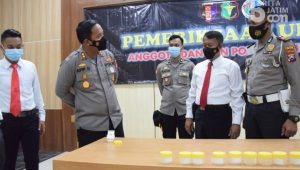 Personil Polres Pamekasan Jalani Pemeriksaan Test Urine