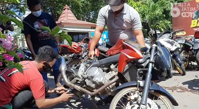 Jadi Bengkel Dadakan, Pemilik Kendaraan Roda Dua Harus Ganti Standart di Polres Mojokerto