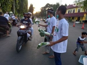Komunitas Hidroponik Sumenep Bagi-bagi Sayur Sehat Depan Labang Mesem