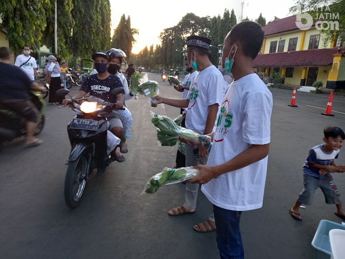Komunitas Hidroponik Sumenep Bagi-bagi Sayur Sehat Depan Labang Mesem